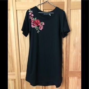 Potters Pot black t shirt dress with red/pink Rose appliqué. Sz Lg